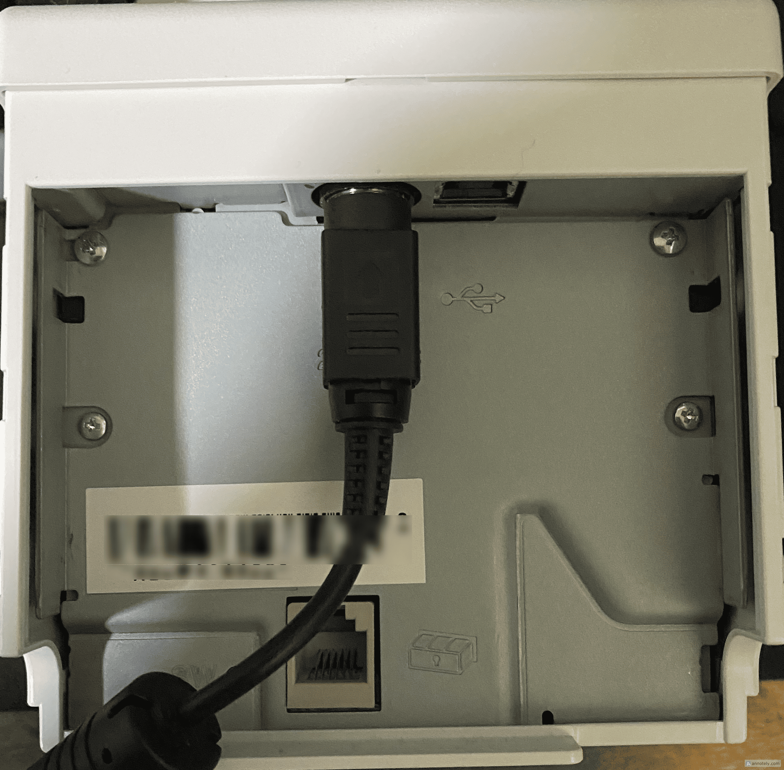 プリンター背面の電源ポートとケーブル
